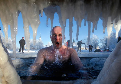 Rusos se bañan en aguas heladas por celebracion de la Epifania