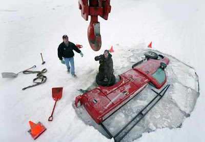 Vehiculo cae a un lago congelado