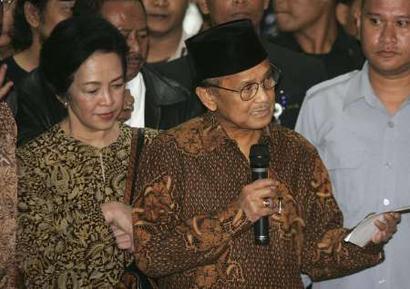 SEMPRUL'S: hasri ainun besari habibie