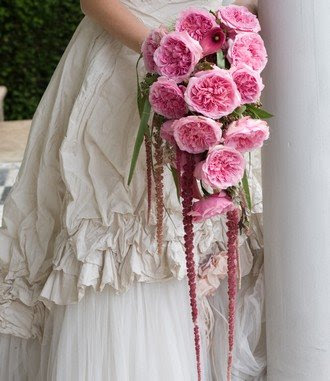 trailing-bridal-rose-bouquet-e+myflowerideas.co.uk