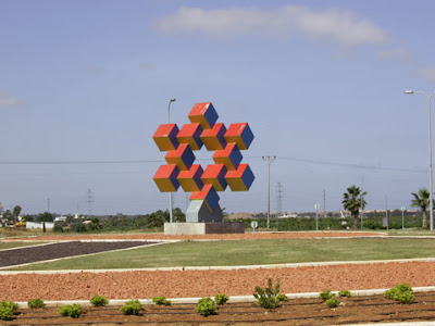 Star of David sculpture at the entrance to Gan Yavne