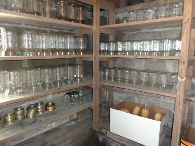 Хранение специй на кухне идеи. Для хранения пустых. Полка для хранения пустых банок. Корзина обсерватор икеа. Для хранения пустых.