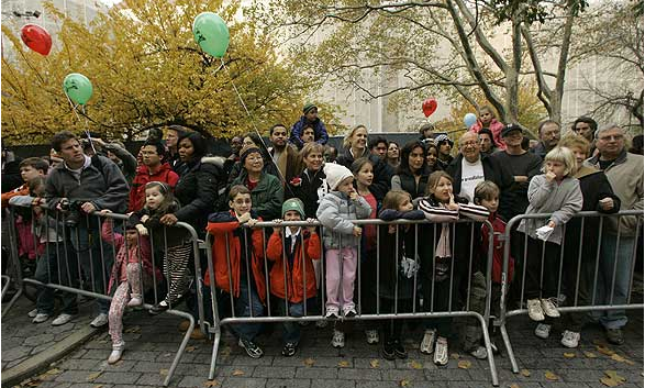 spectators at macy's thanksgiving day parade