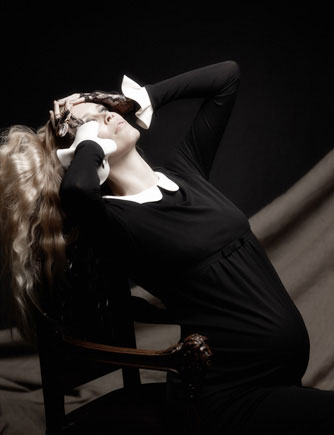 If It's Hip, It's Here (Archives): Claudia Schiffer Bares Baby Bump