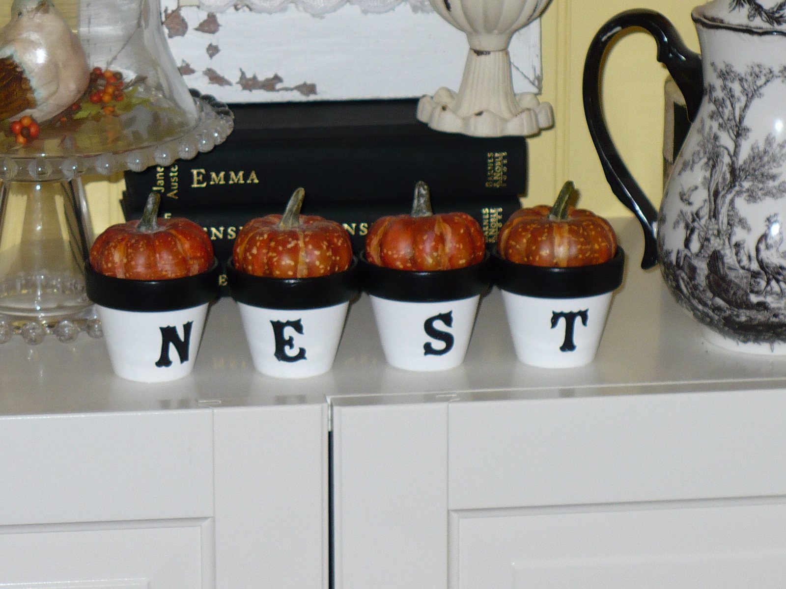 [falldecorating3.JPG]