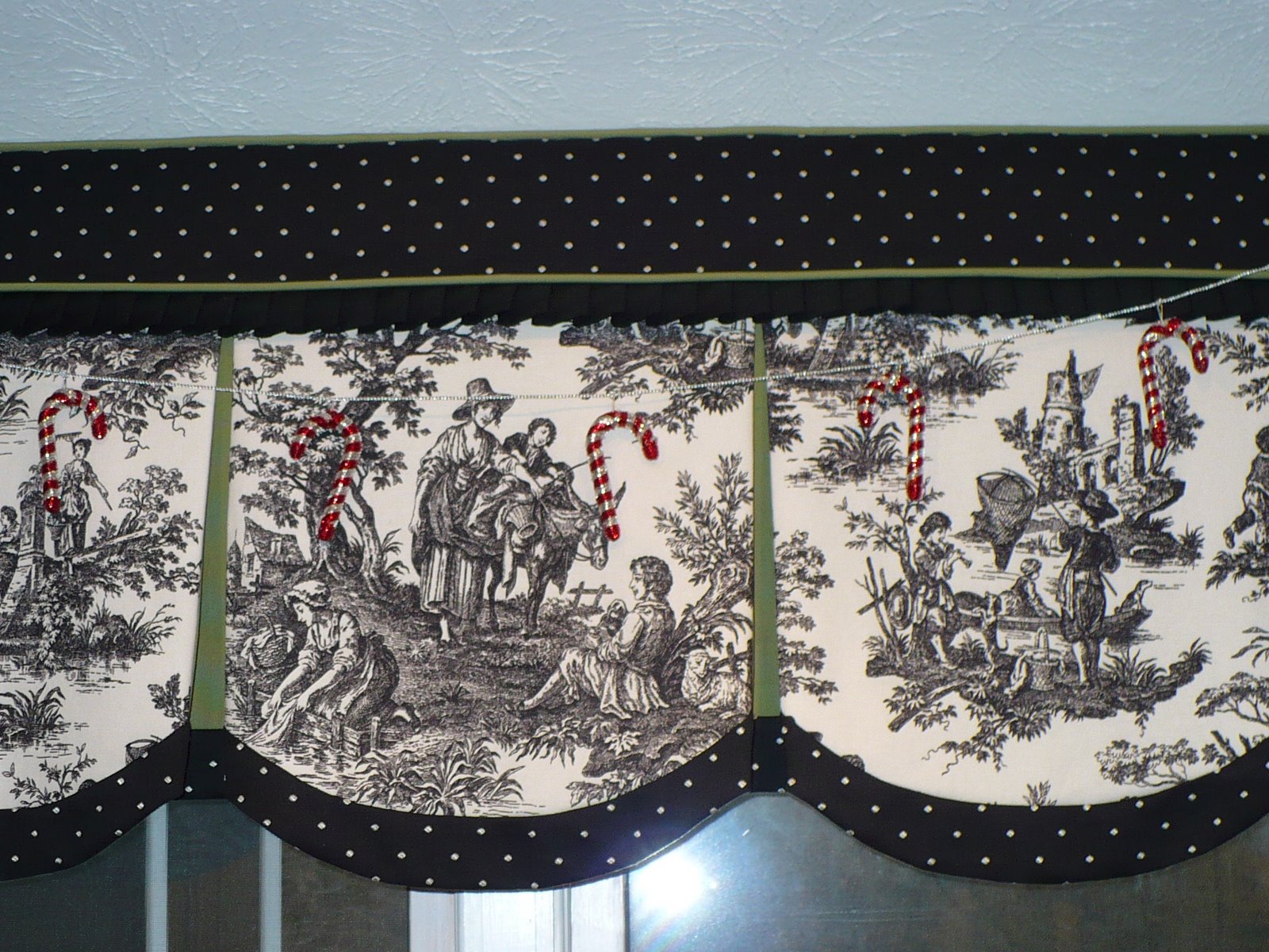 [curtaingarland.JPG]