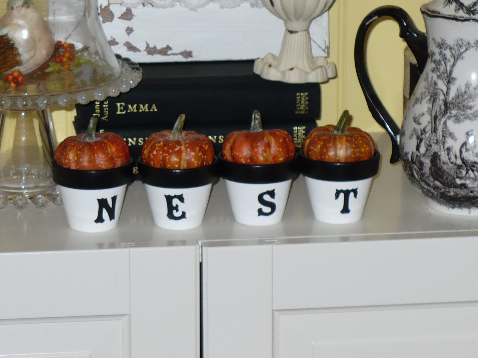 [falldecorating3.JPG]