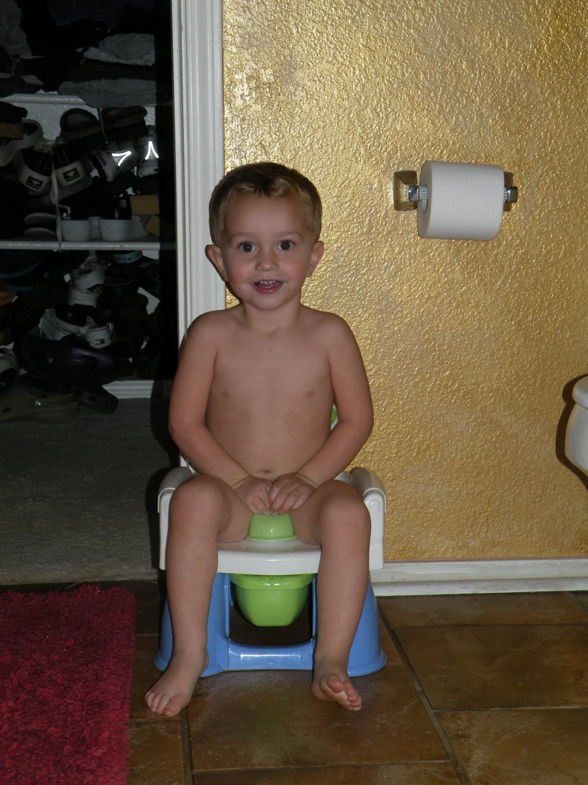 Tips for potty training boys to poop, baby peeing on potty