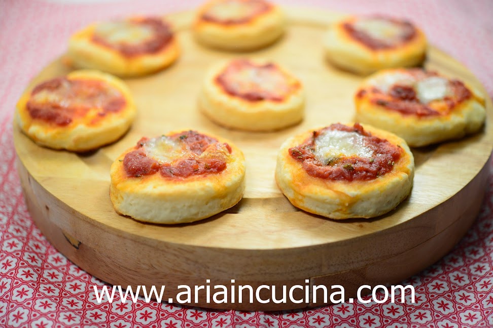 Blog di cucina di Aria: Pizzette velocissime con yogurt greco e farina