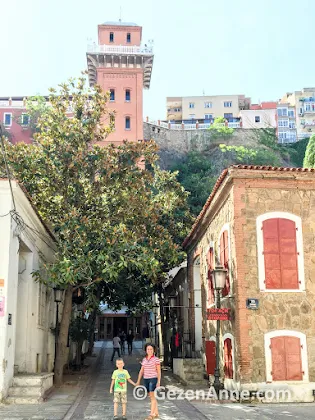 tarihi Asansör'e çıkan güzel eski evler ile süslü Dario Moreno sokağında oğlumla, İzmir