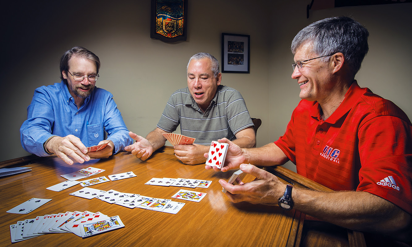 Игры в карты на 4 человек. Люди играющие в карты. Человек играющий в карты. Люди играют в карты за столом. Мужики играют в карты.