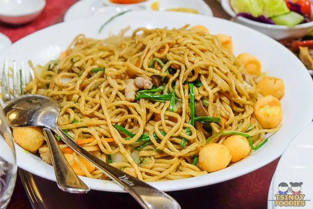 fried noodles with assorted meat